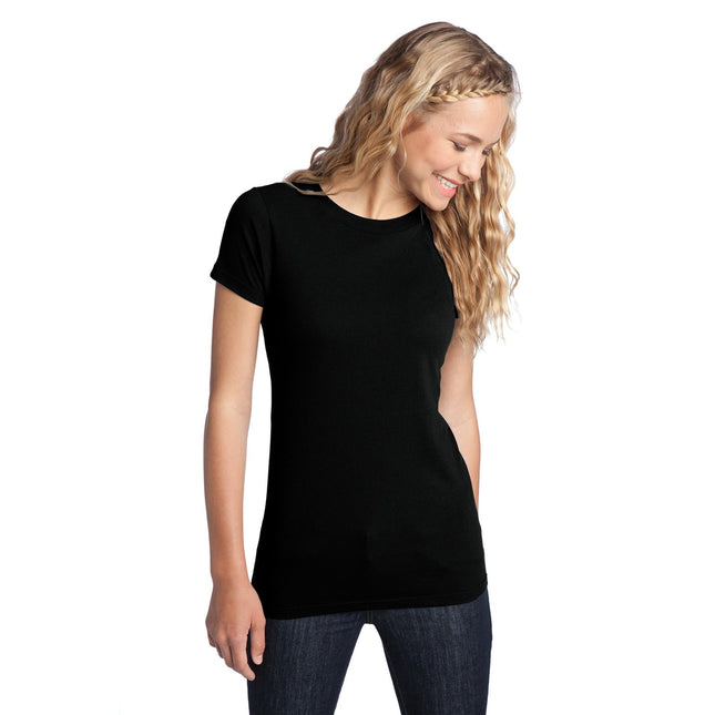 Black District Women's Fitted The Concert Tee DT5001, casual short-sleeve shirt with round neckline and graphic print.
